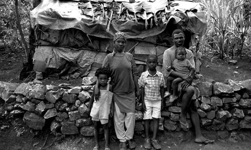 Una famiglia davanti alla propria casa-Port-au-Prince