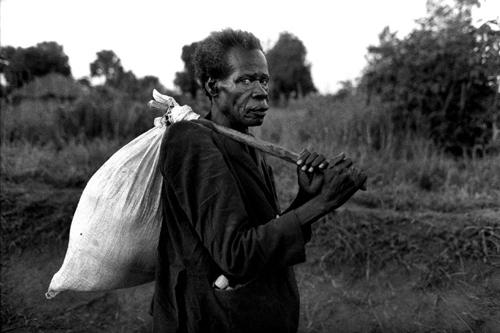 Anziani rimasti soli in cammino verso l’Hospital St. Marys di Lacor-Gulu