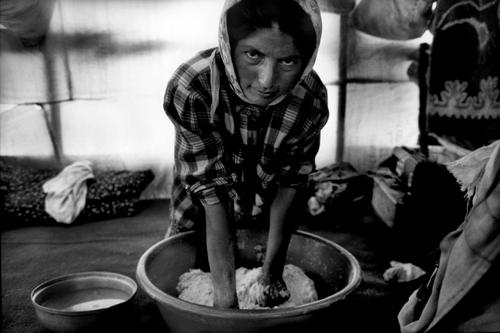 Emine prepara il pane-Tendopoli di Kesan-Provincia di Edirne